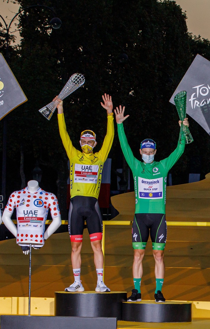 Tadej Pogacar gewinnt die 107. Tour de France und erhält Kristallglas-Trophäe von SKODA Design